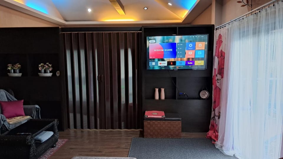 TV and multimedia, Living room, Evening entertainment