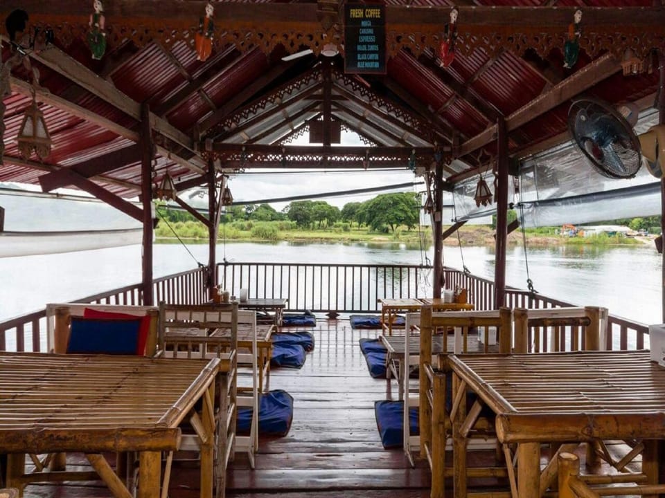 Restaurant/places to eat, Balcony/Terrace