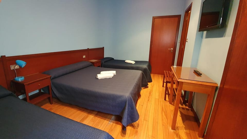 Bed, Day, TV and multimedia, Photo of the whole room, Bedroom