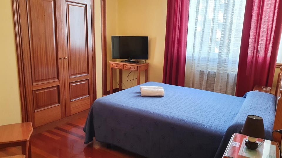 Bed, Day, TV and multimedia, Photo of the whole room, Bedroom, wardrobe