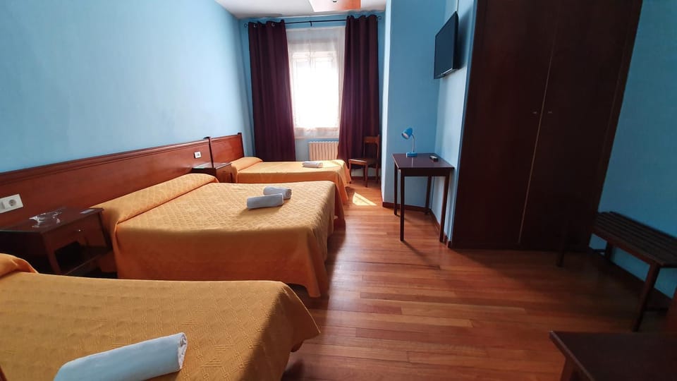 Bed, Day, TV and multimedia, Photo of the whole room, Bedroom