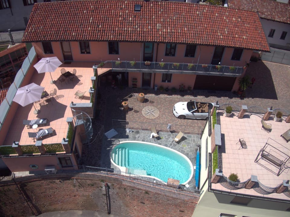 Property building, Day, Bird's eye view, Solarium, Balcony/Terrace, Balcony/Terrace, Pool view, Swimming pool, Location, Inner courtyard view, Parking, sunbed, towels, towels