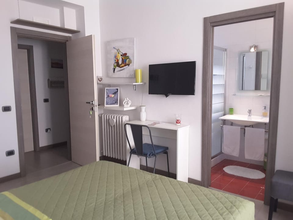 Shower, Toilet, Bathroom, Other, Decorative detail, Bedroom, On site, heating, towels