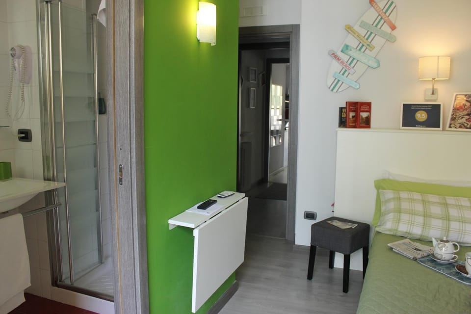 Shower, Toilet, Bathroom, Other, Decorative detail, Bedroom, On site, heating, towels
