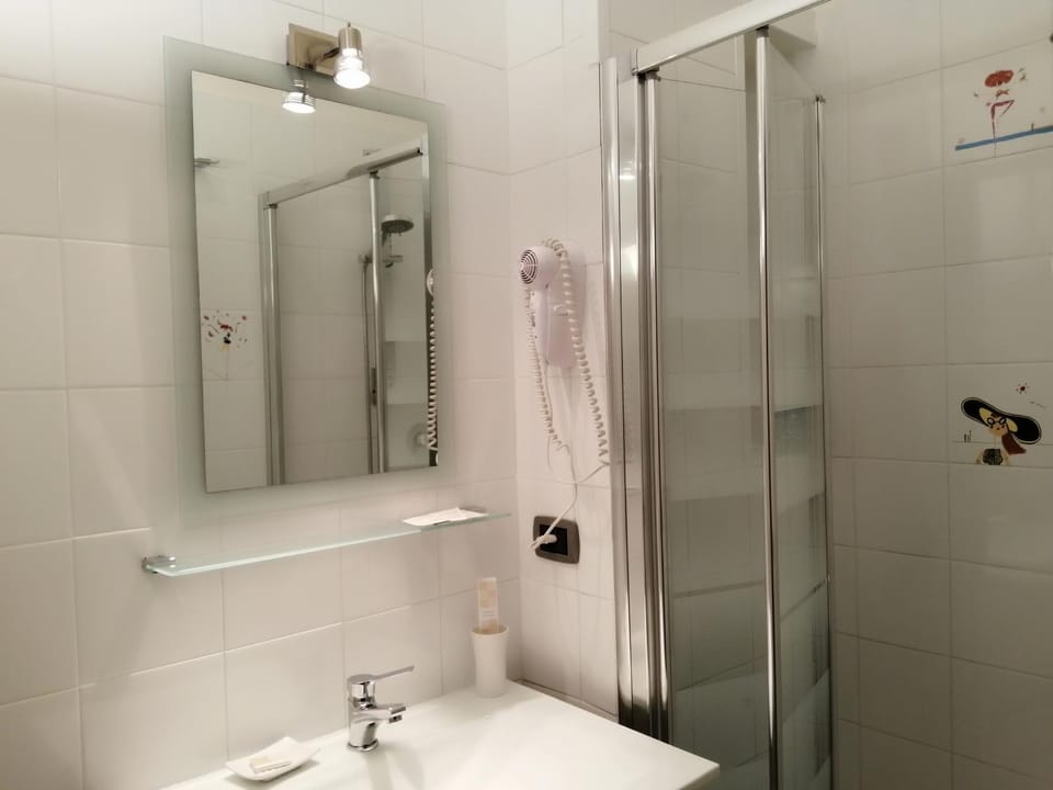 Shower, Toilet, Bathroom, Bedroom, On site, heating, towels