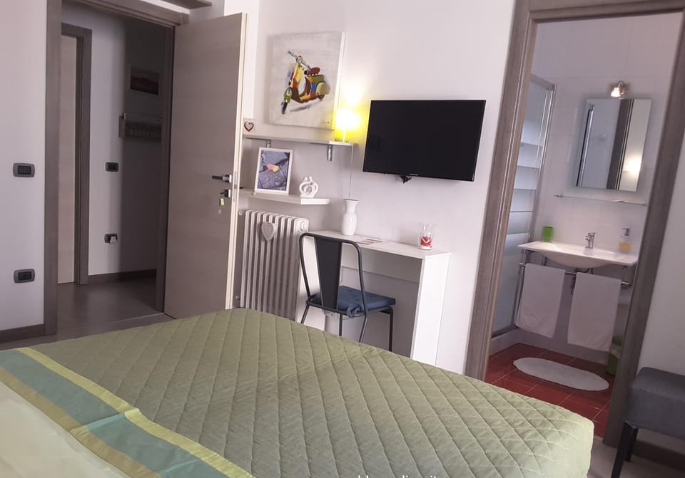 Shower, Toilet, Bed, Bathroom, Other, Decorative detail, Bedroom, Area and facilities, heating