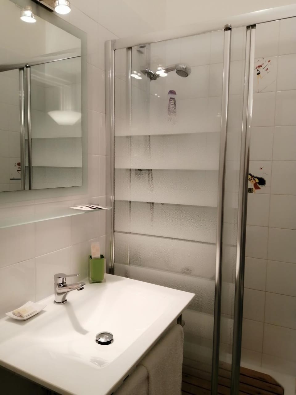 Bathroom, Photo of the whole room, Decorative detail, On site