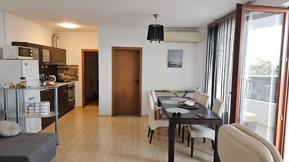 Kitchen or kitchenette, Living room, Seating area, Dining area, minibar, pet friendly, stove
