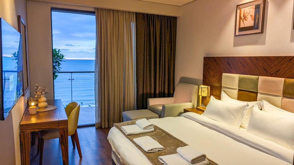 Bed, Natural landscape, TV and multimedia, Photo of the whole room, Bedroom, Sea view, towels