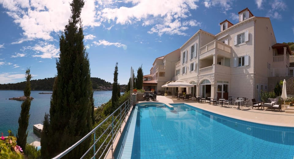 Patio, Restaurant/places to eat, Facade/entrance, Spring, Activities, Summer, Autumn, On site, Pool view, Sea view, Swimming pool, Swimming pool, Entertainment