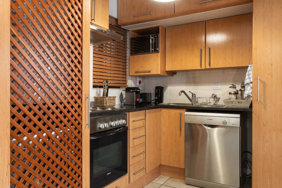 Coffee/tea facilities, Kitchen or kitchenette, dishwasher, oven, stove, toaster