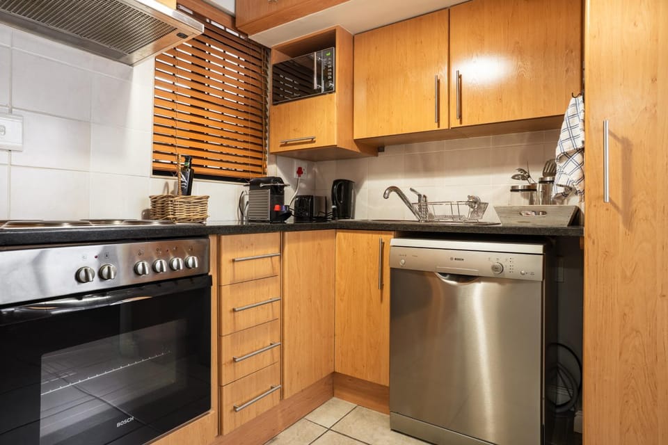 Coffee/tea facilities, Kitchen or kitchenette, dishwasher, stove