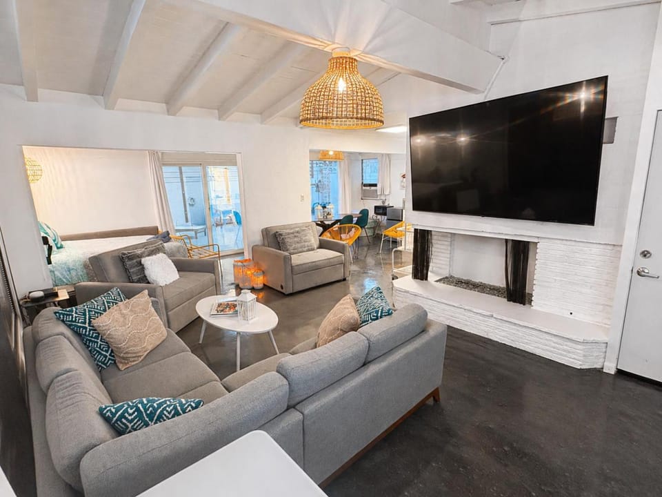 A PLACE IN THE SUN Hotel - ADULTS ONLY Big Units, 24h Heated Pool & Spa in 1 Acre Park Prime Location, DOG Friendly, TOP Midcentury Modern Boutique Hotel Hotel in Palm Springs