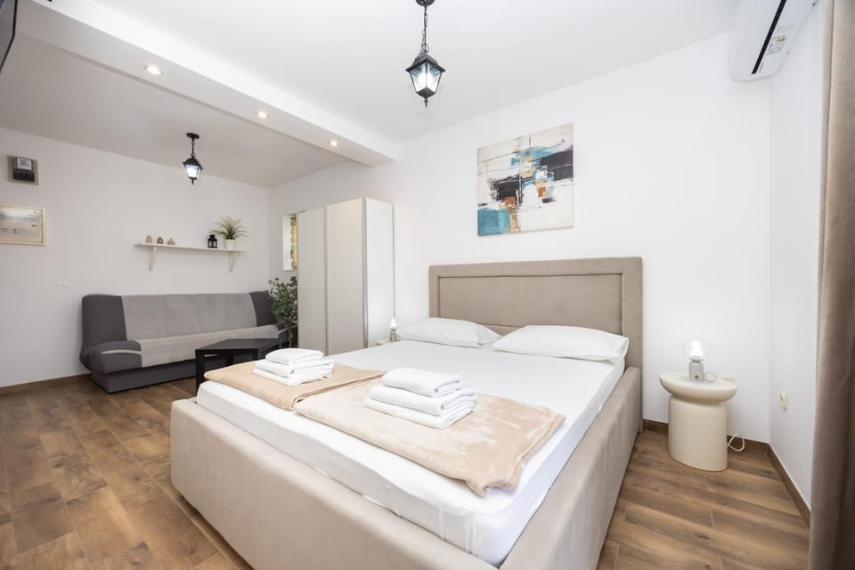 Bed, Photo of the whole room, Bedroom, towels