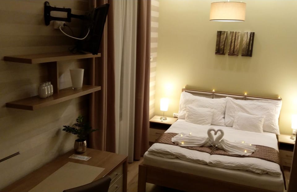 Bed, TV and multimedia, Photo of the whole room, Decorative detail, Seating area, Bedroom
