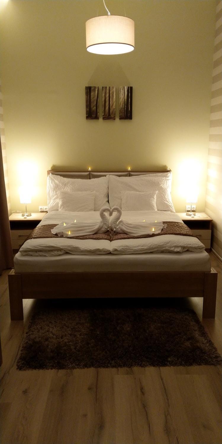 Bed, Photo of the whole room, Decorative detail, On site