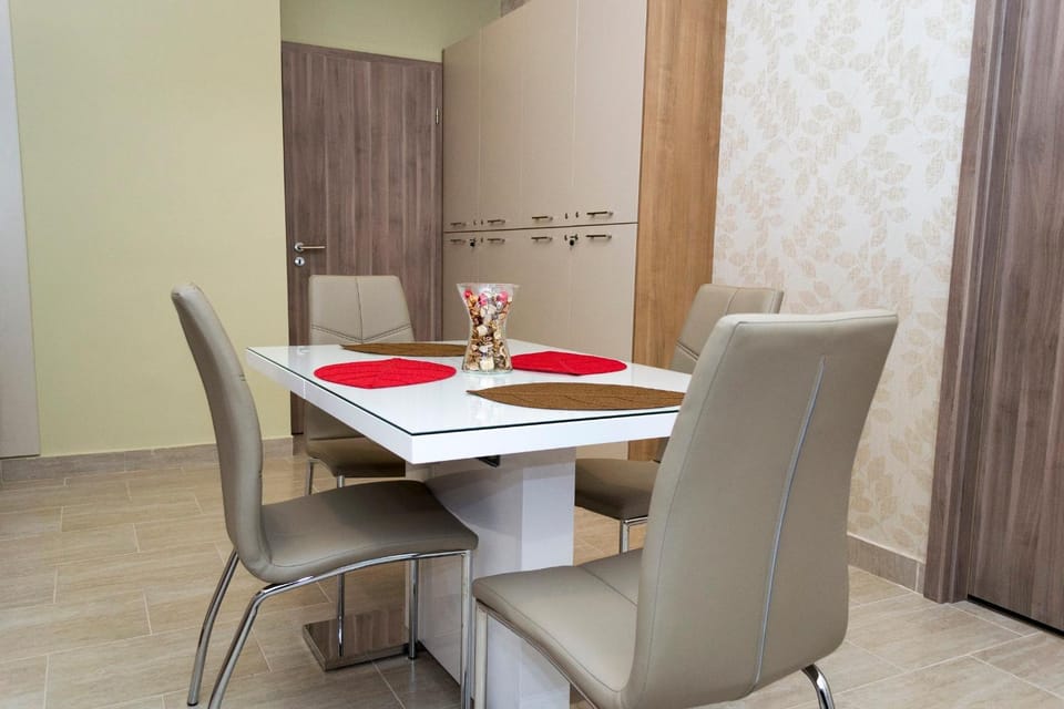 Coffee/tea facilities, Kitchen or kitchenette, Kitchen or kitchenette, Dining area