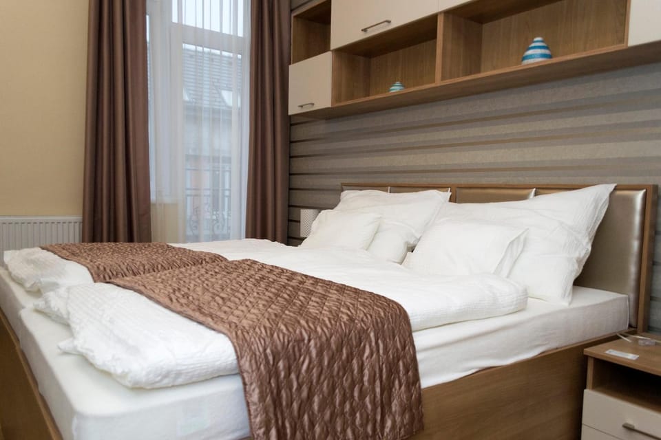 Bed, Bathroom, TV and multimedia, Balcony/Terrace, Seating area, Bedroom