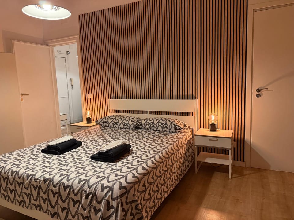 Bed, Photo of the whole room, Bedroom, towels