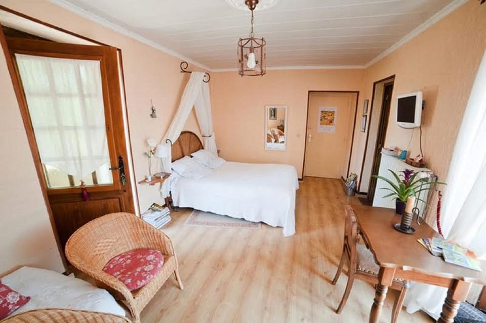 Patio, Bed, Bathroom, TV and multimedia, Balcony/Terrace, Photo of the whole room, Seating area, Bedroom, Garden view, cot