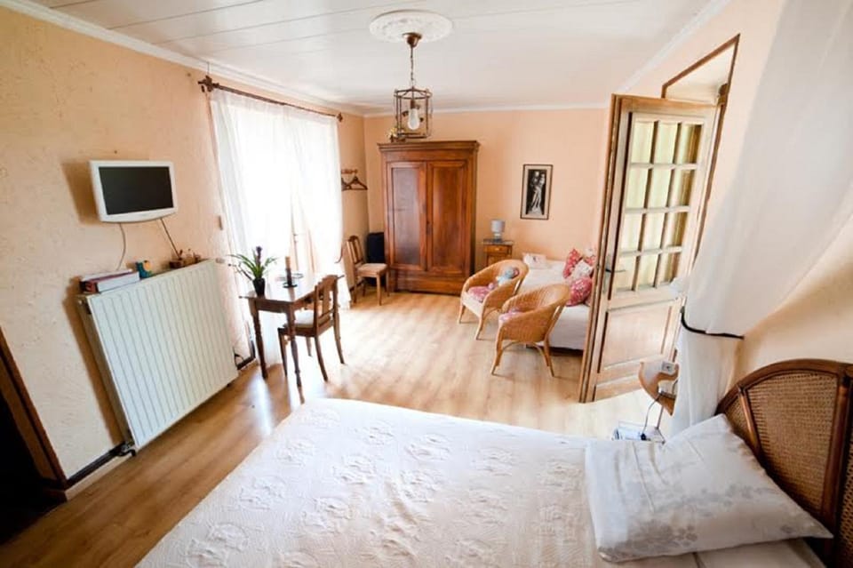 Patio, Bed, Bathroom, TV and multimedia, Balcony/Terrace, Seating area, Bedroom, cot