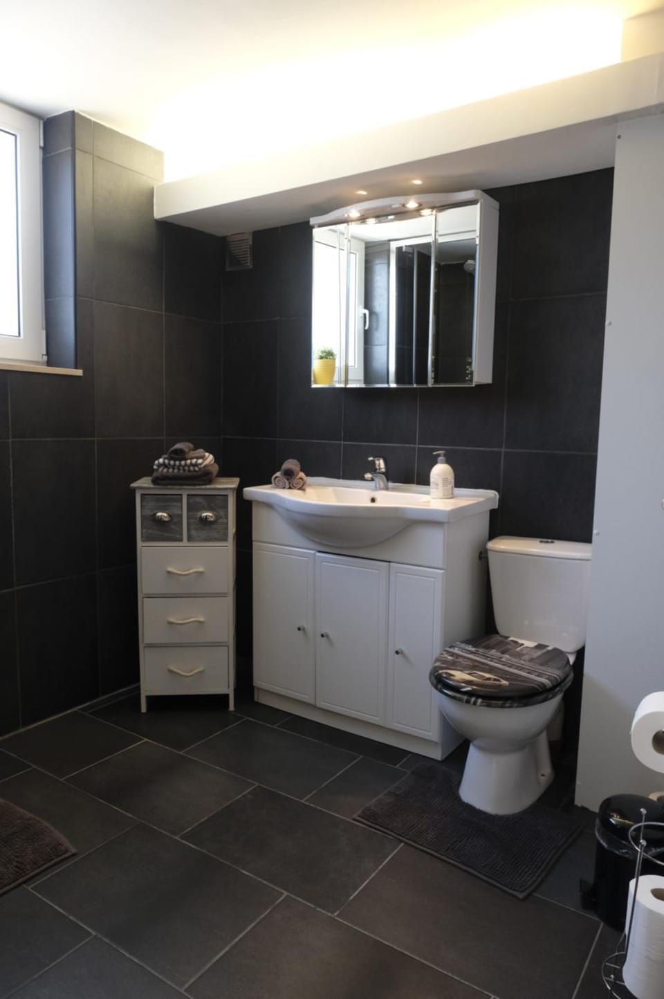 Bathroom, Decorative detail