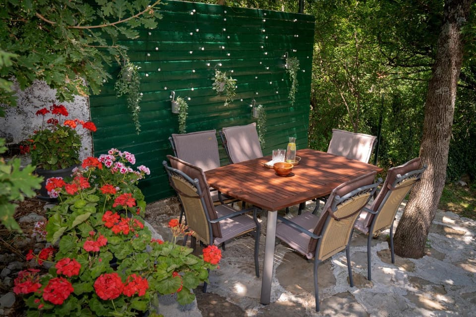 Garden, Dining area