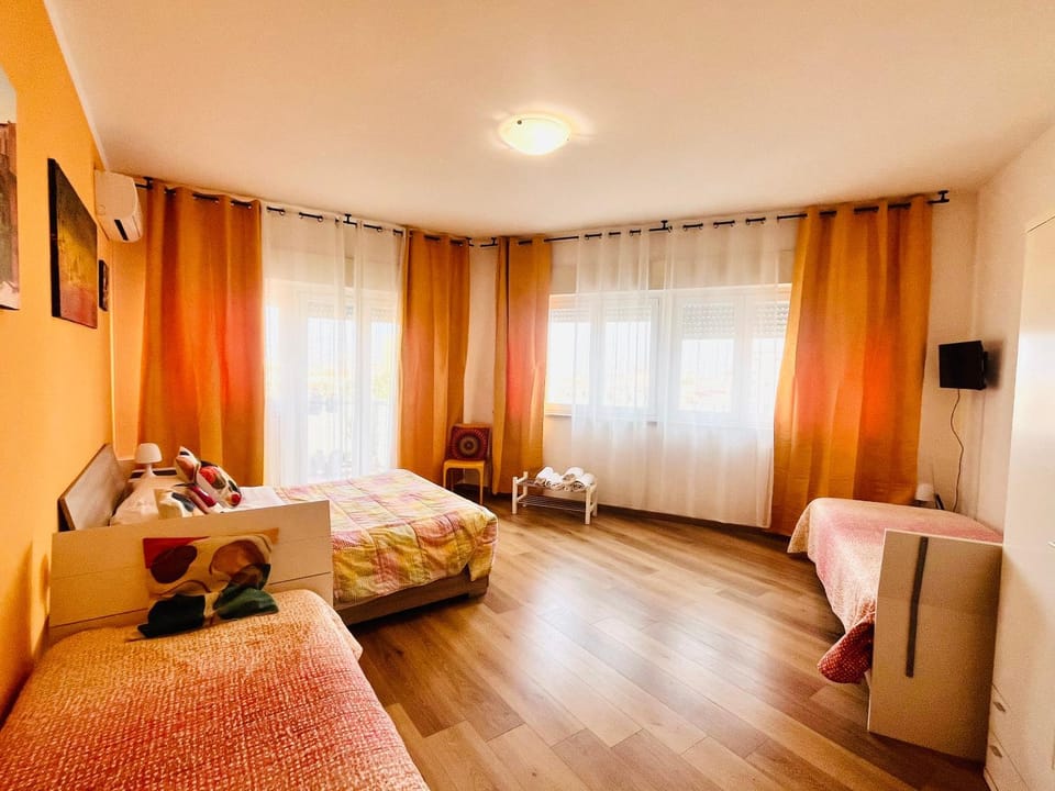 Bed, TV and multimedia, Photo of the whole room, Bedroom