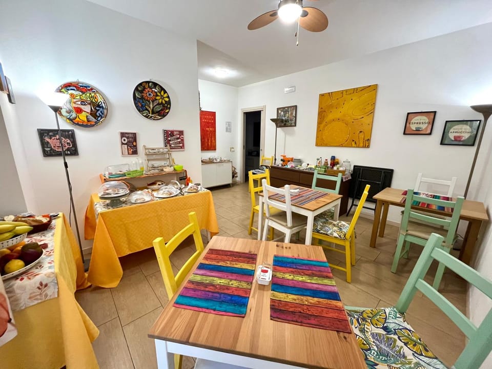 Living room, Food and drinks, Seating area, Food
