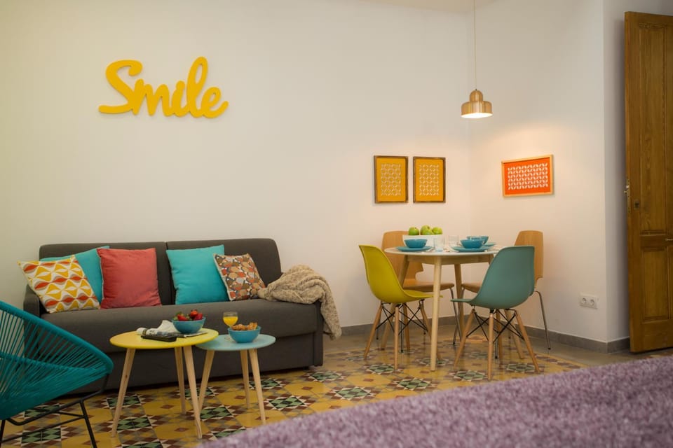People, Living room, Other, Decorative detail, Dining area, Guests, children, young children, older children, group of guests, Family