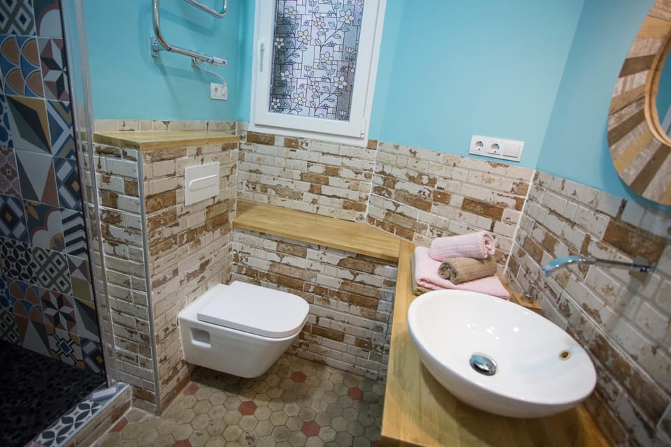 People, Bathroom, Other, Photo of the whole room, Family