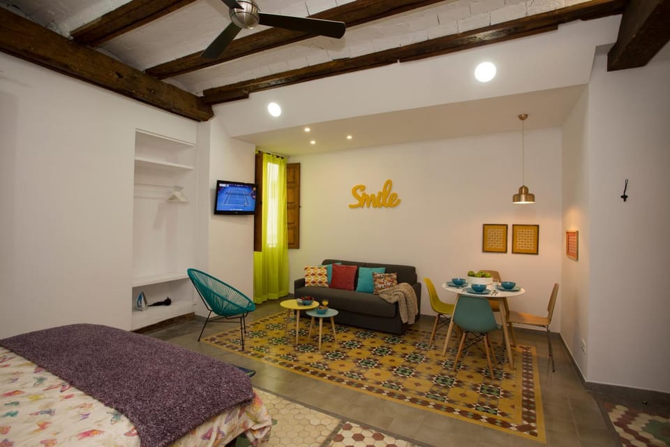 Bed, Living room, Other, Decorative detail, Dining area, Bedroom, Guests, children, young children, older children, group of guests, cot, Family