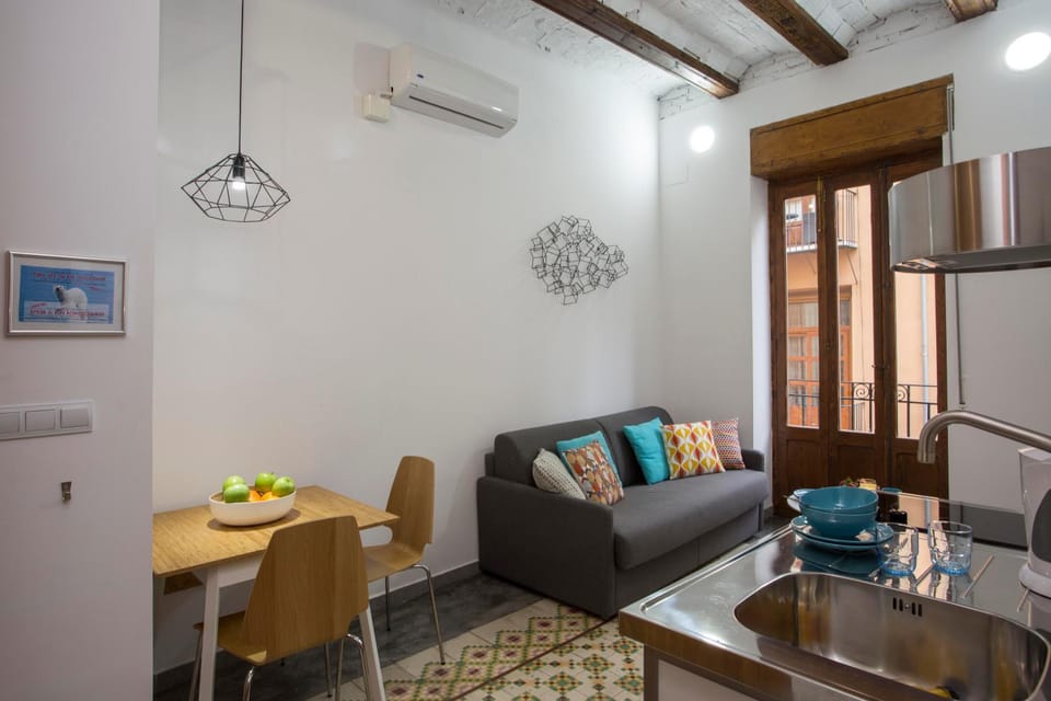 Off site, Day, People, Kitchen or kitchenette, Living room, Other, Other, Photo of the whole room, Decorative detail, Dining area, Guests, Street view, children, young children, older children, group of guests, Family, Family