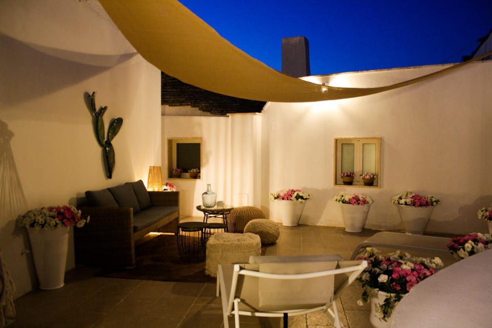 Property building, Patio, Garden, Decorative detail, sunbed