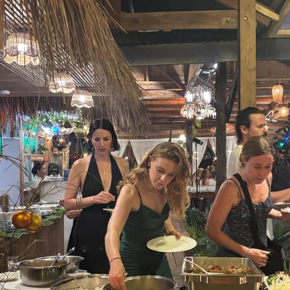 Restaurant/places to eat, Food and drinks, Drinks, group of guests