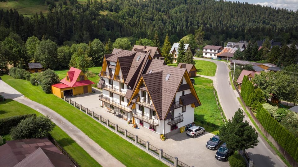 Property building, Natural landscape, Bird's eye view, Street view, Location, Parking
