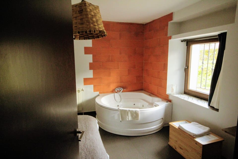 Bed, Hot Tub, Bedroom
