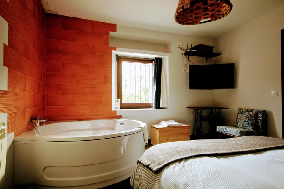 Bed, Hot Tub, Bedroom