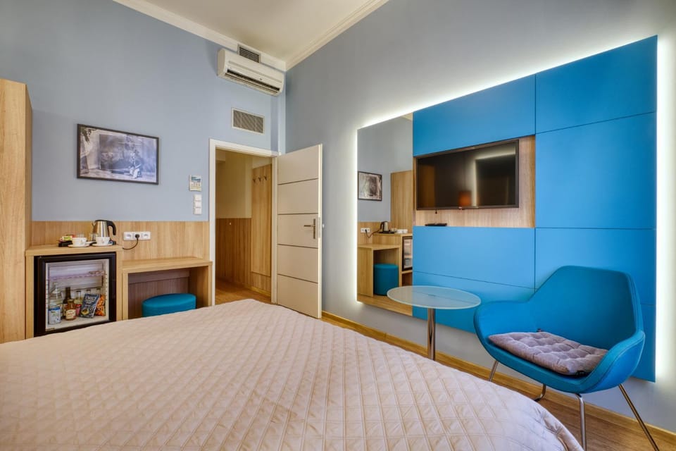 Bed, TV and multimedia, Bedroom, minibar, air conditioner