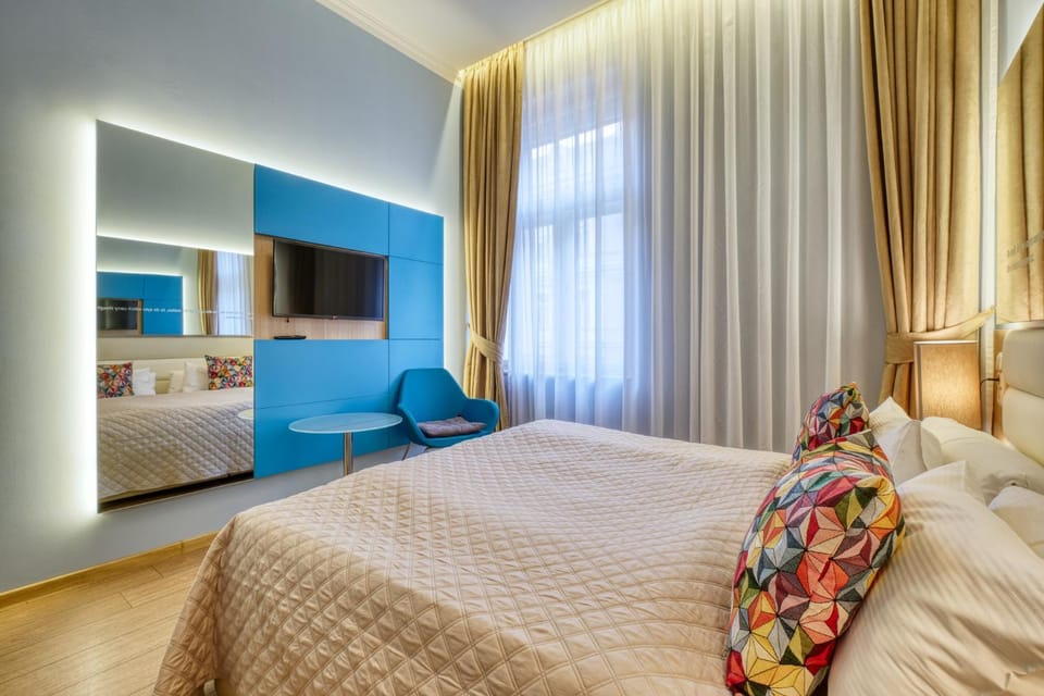 Bed, TV and multimedia, Bedroom