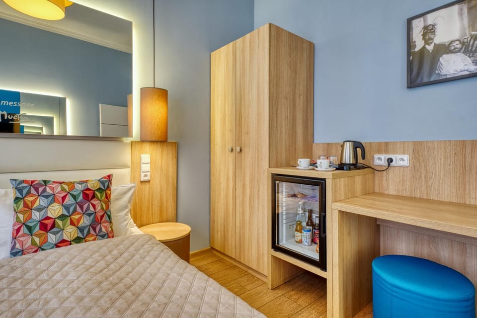 Bed, Bedroom, minibar