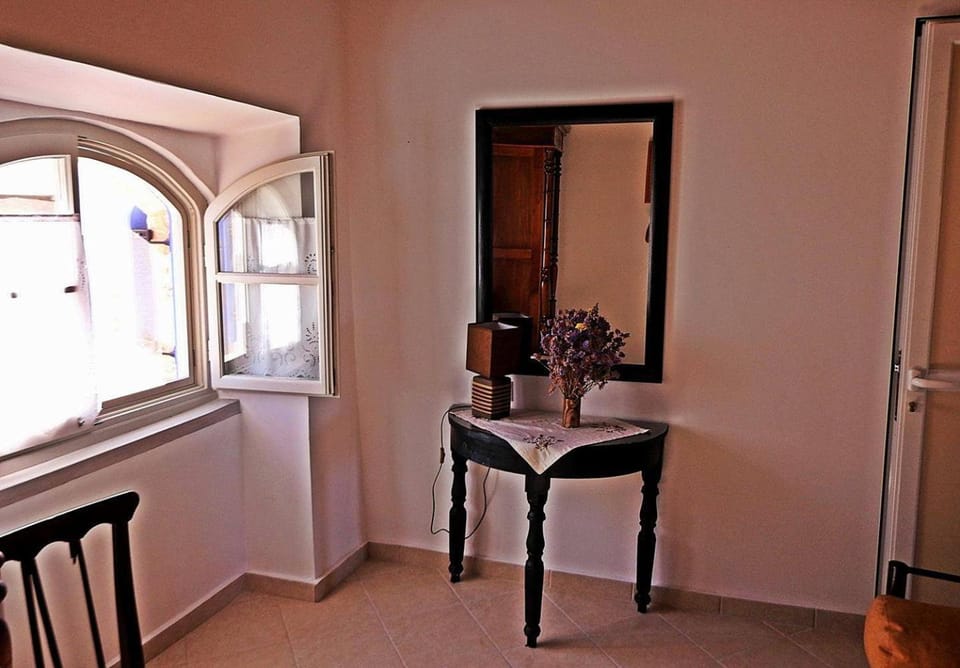Toilet, TV and multimedia, Seating area, Bedroom