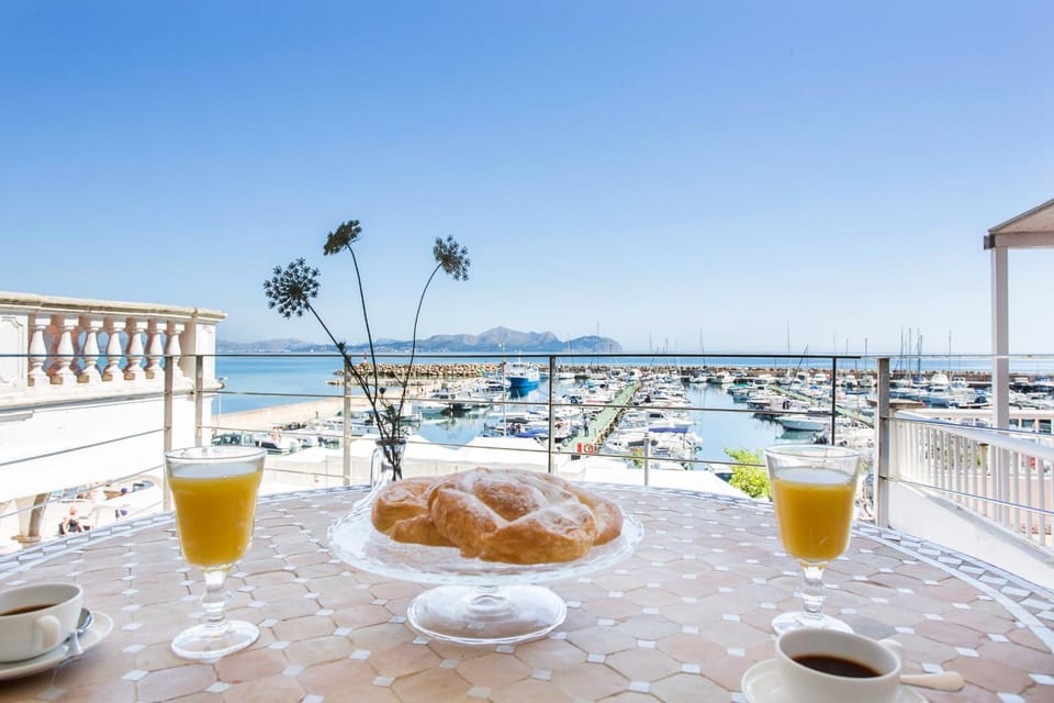 Coffee/tea facilities, Kitchen or kitchenette, Dining area, Sea view, Street view, Area and facilities