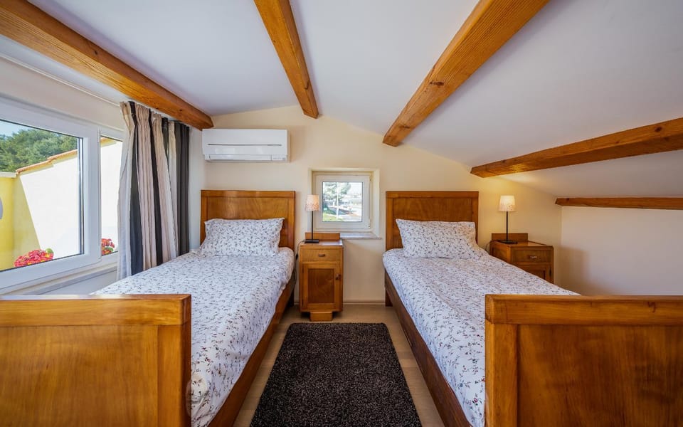 Bed, Bedroom, air conditioner