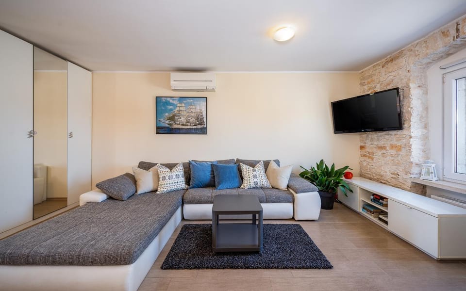 TV and multimedia, Living room, Seating area, air conditioner