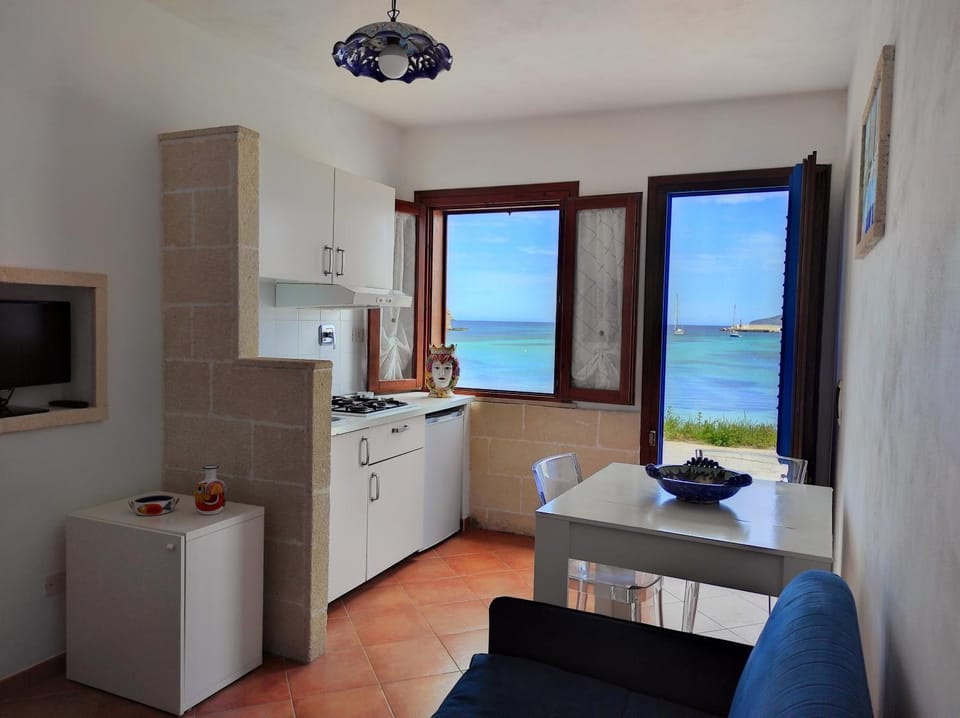 Property building, Kitchen or kitchenette, Dining area