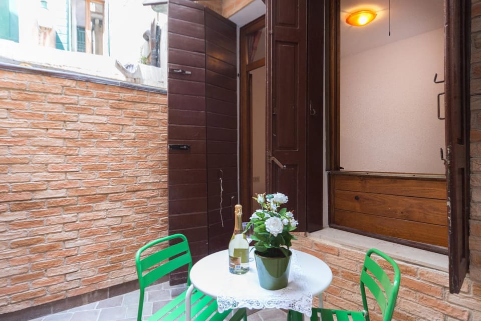 Patio, Garden, Alcoholic drinks