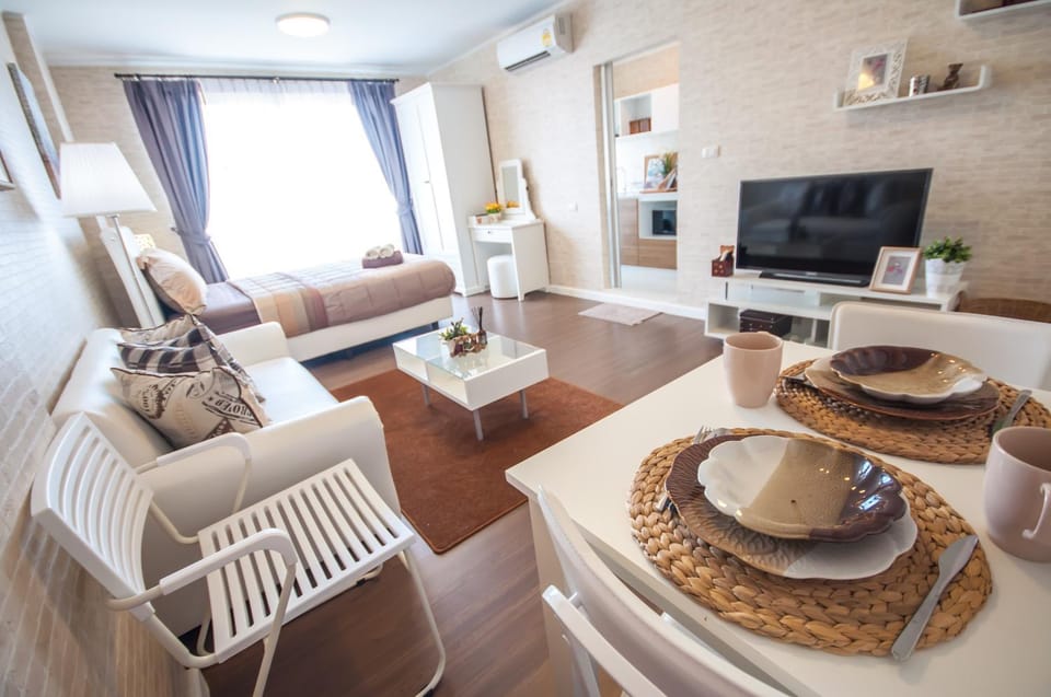 Photo of the whole room, Decorative detail, Seating area, Dining area, Bedroom