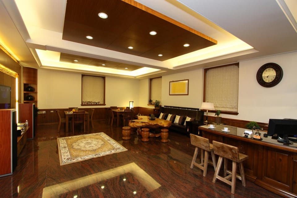 Communal lounge/ TV room, Living room, Lobby or reception, Other, Other, Decorative detail, On site, Area and facilities