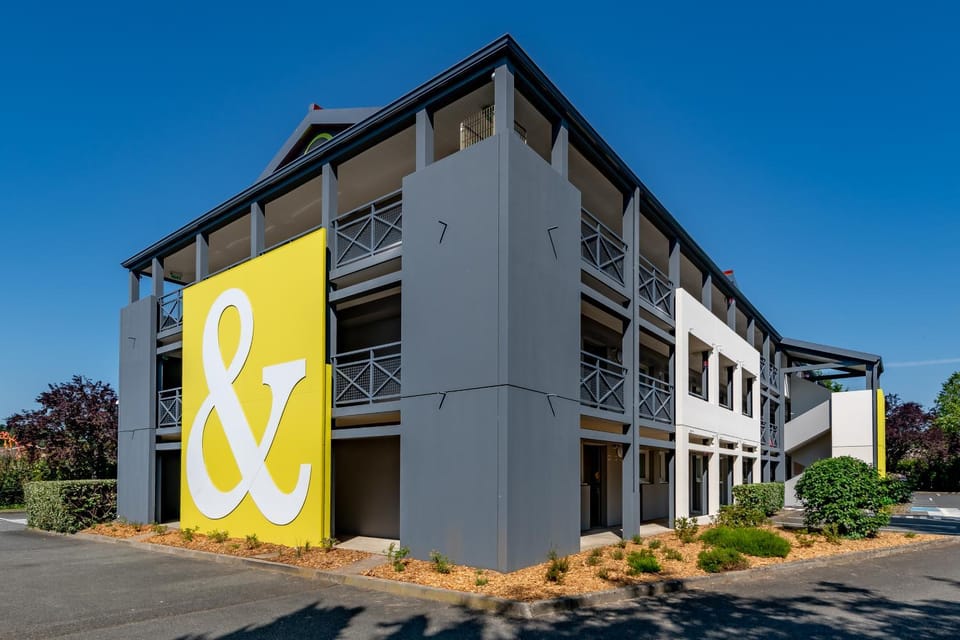 Facade/entrance